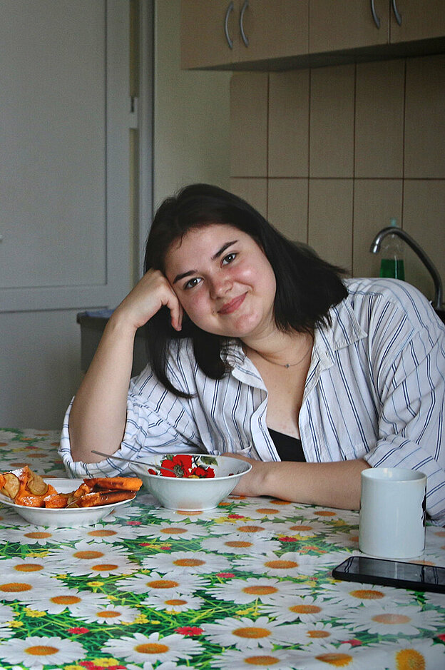 zwei junge Ukrainer:innen am Küchentisch
