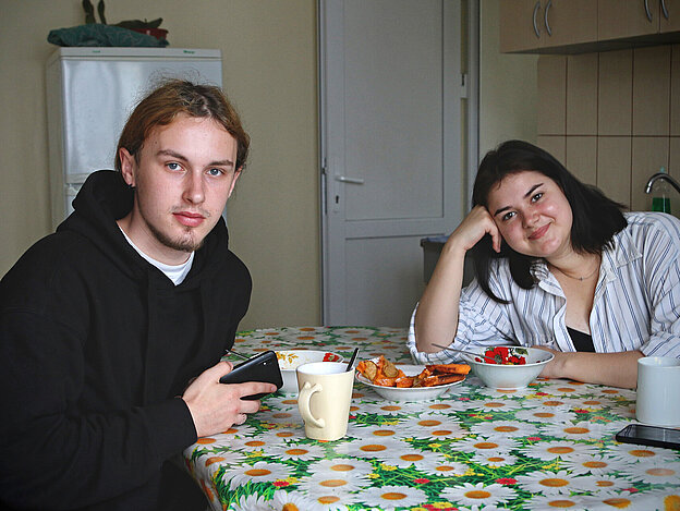 zwei junge Ukrainer:innen am Küchentisch