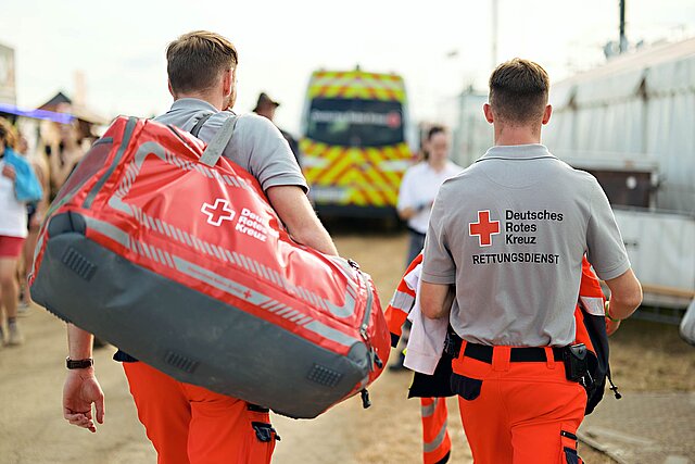 Mitarbeiter des Rettungsdienstes auf Festivalgelände