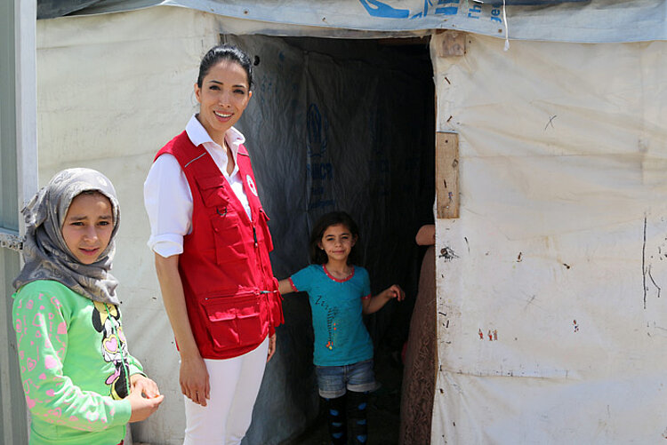 Foto: Zohre Esmaeli in einer libanesischen FLüchtlingssiedlung