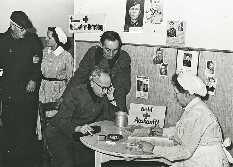 Aus der Sowjetunion heimgekehrte deutsche Kriegsgefangene geben bei der "Heimkehrerbefragung" Auskunft über noch vermisste Personen, um 1955 (DRK)