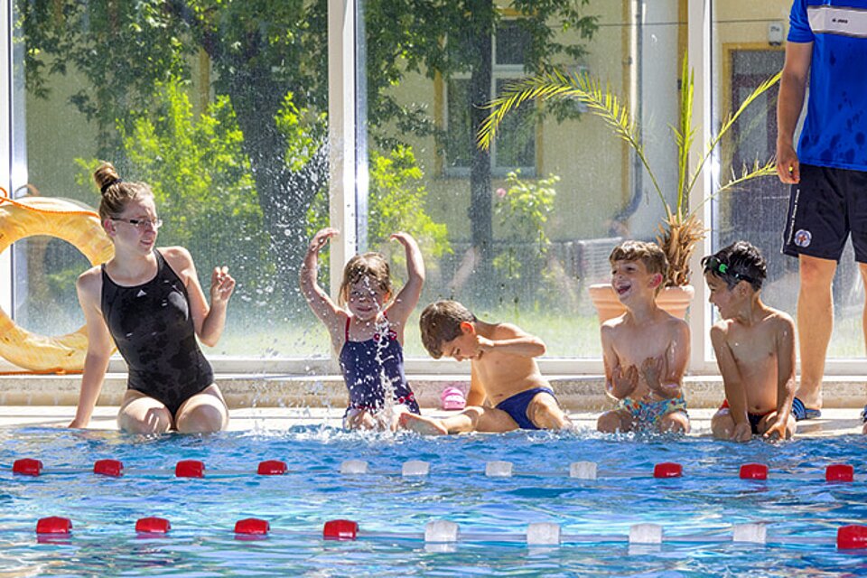 Foto: Kinder planschen in einer Schwimmhalle