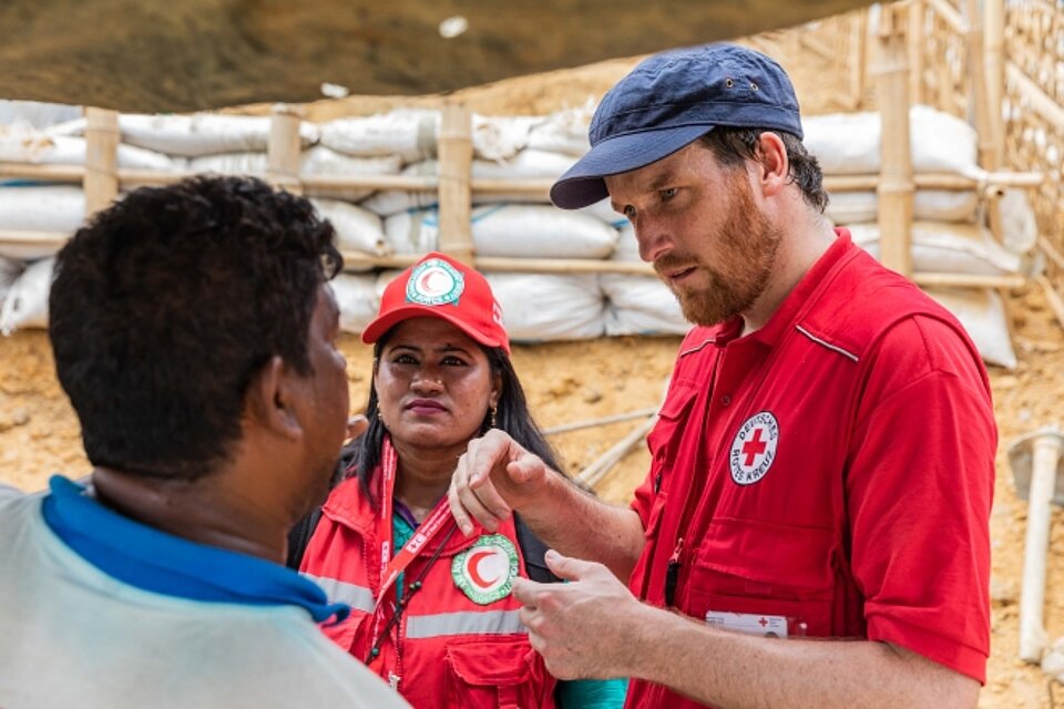 DRK-Mitarbeiter im Gespräch mit Helfern in den Flüchtlingscamps bei Cox's Bazar in Bangladesch