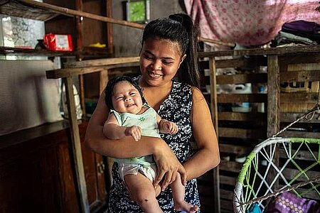 Spenden zu Weihnachten für Kinder in Not: Philippinische Mutter mit Kind