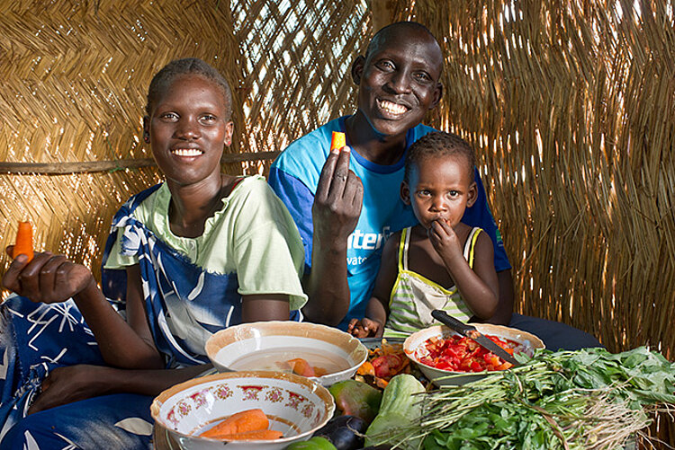 Hilfe für den Südsudan: Familie beim Essen