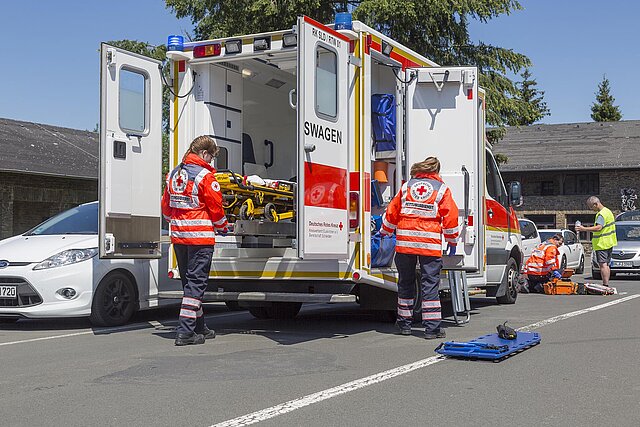 Rettungssanitäter und Rettungswagen im Einsatz