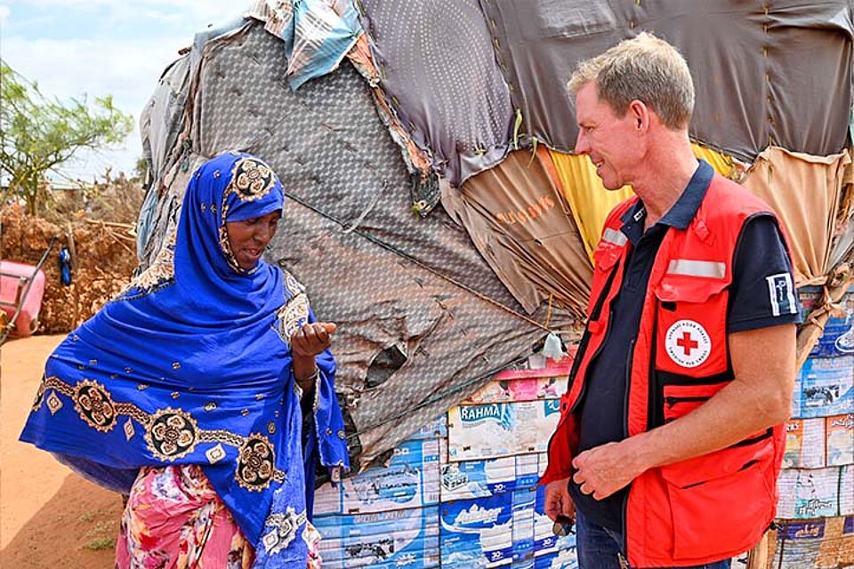 Rotkreuzler im Gespräch mit Somalierin