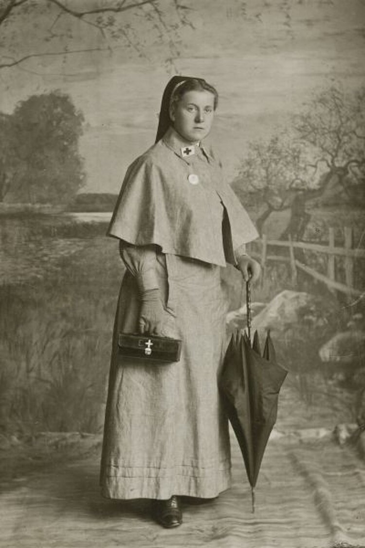 Studioaufnahme einer Rotkreuzschwester, um 1910 (DRK)