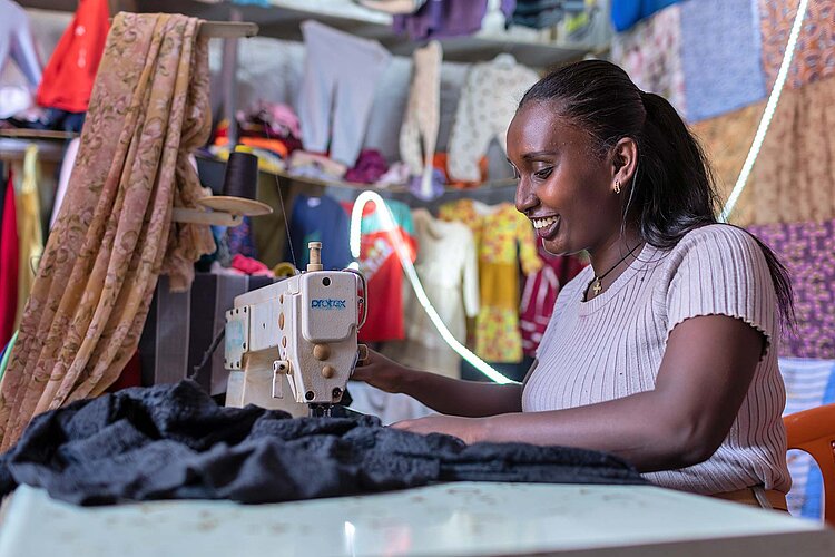 Frau an Nähmaschine