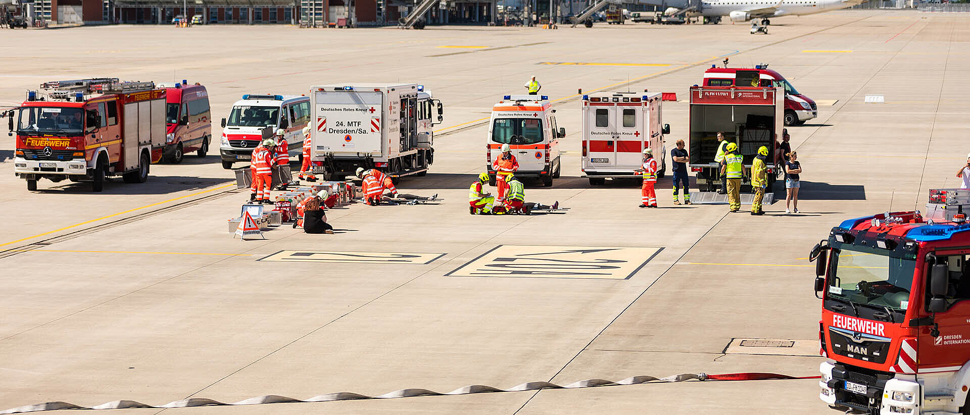 Ehrenamtliche des DRK und die Feuerwehr im Einsatz auf Flugfeld