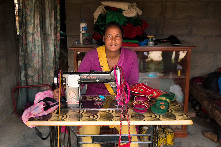 Nepalesin an Nähmaschine