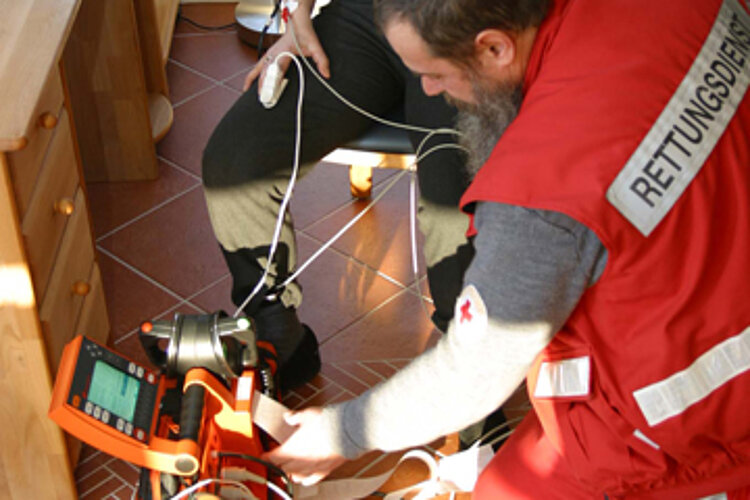 EKG Messung durch Rettungssanitäter EKG Einsatz in der Ersthilfe