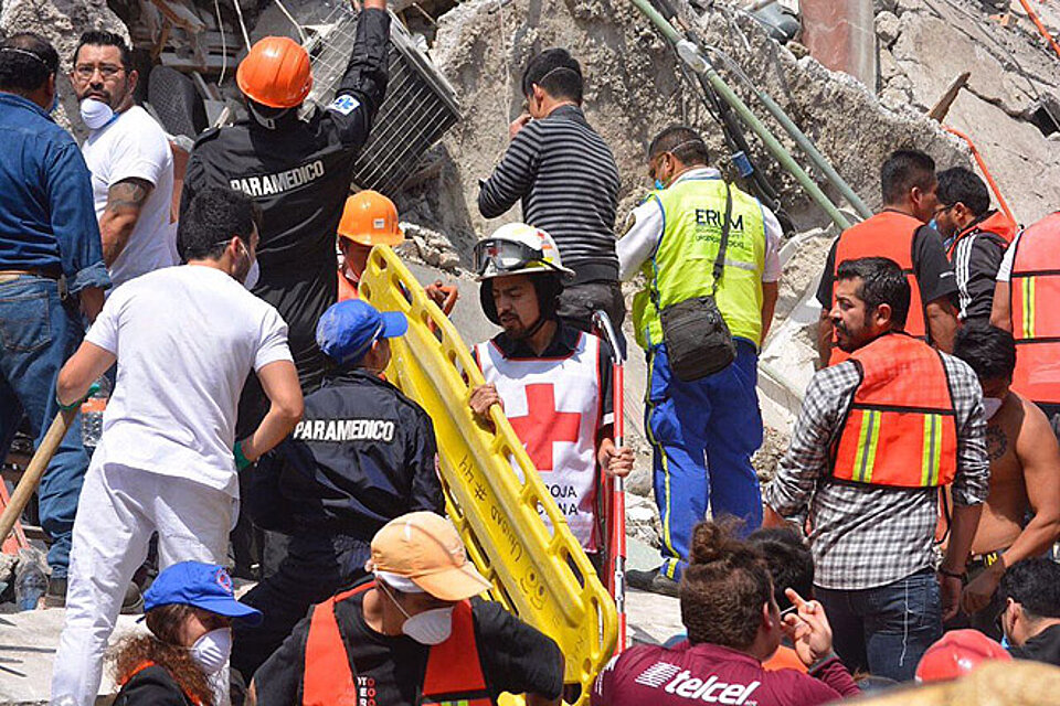 Helfer suchen nach Opfern nach Erdbeben in Mexiko
