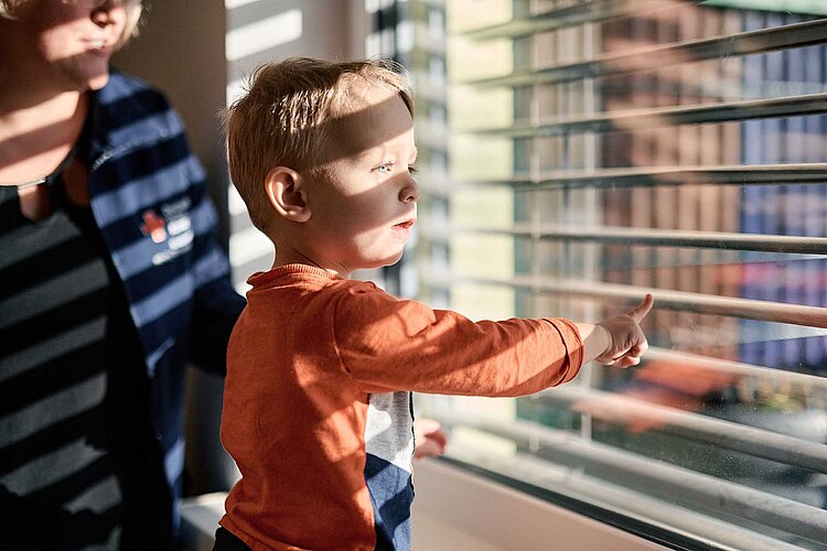 DRK-KiTa Junge am Fenster