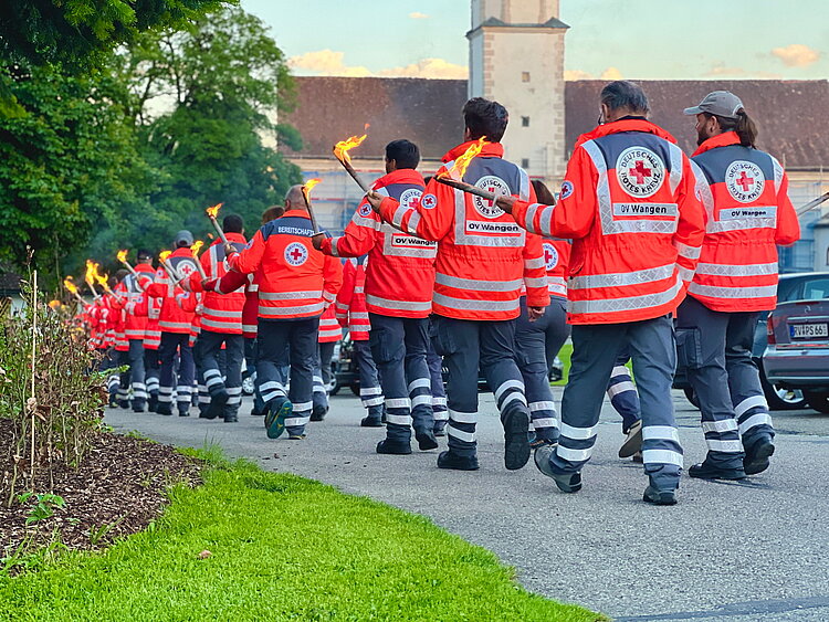 Fackellauf nach Solferino in Oberitalien. Station KV Wangen (LV Baden-Württemberg), Fackellauf auf Schloss Zeil bei Leutkirch und Übergabe an das Bayerische Rote Kreuz.