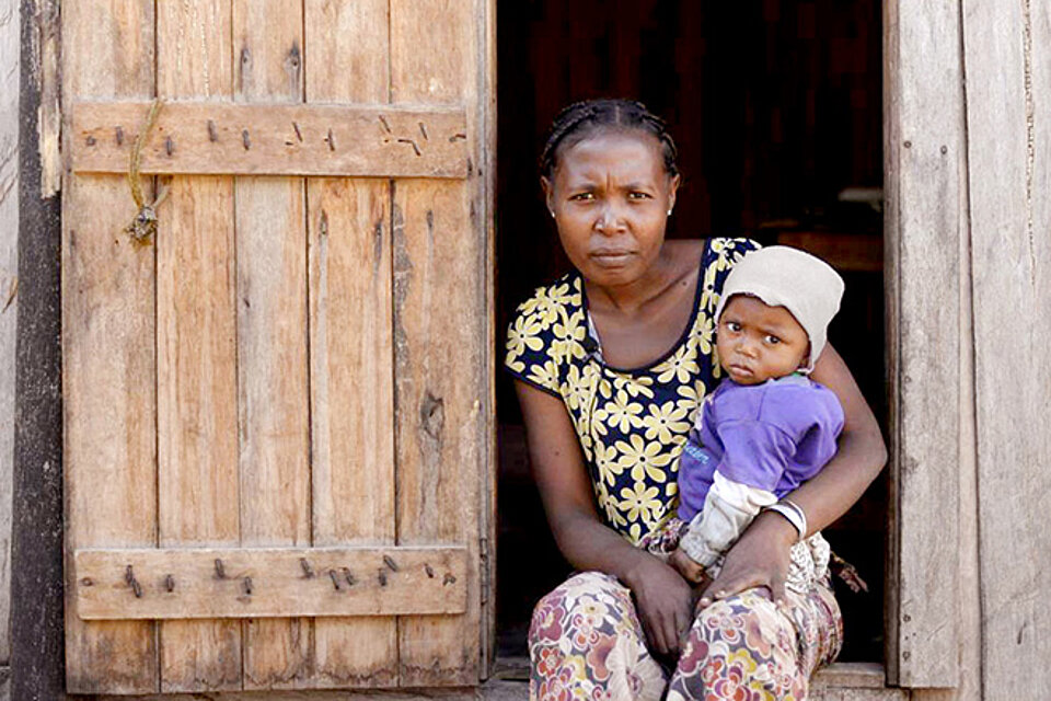 Madagassin mit ihrem Baby im Arm