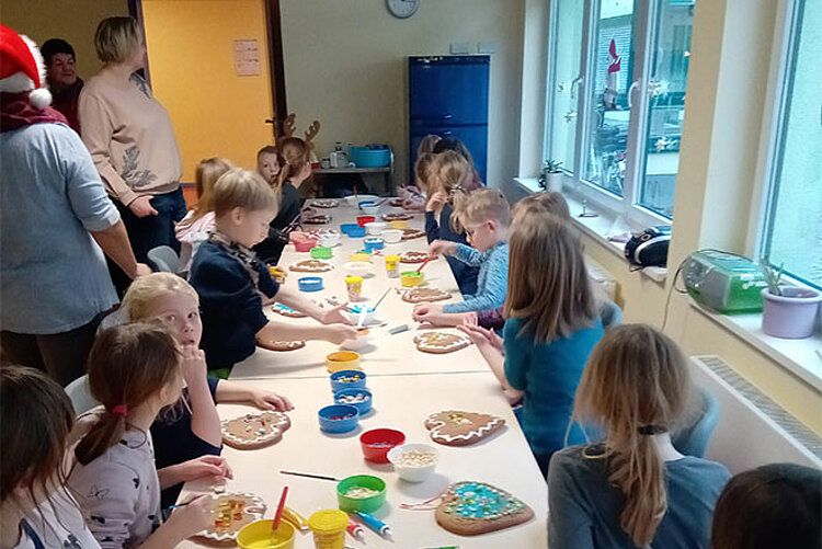 Kinder verzieren Lebkuchenherzen