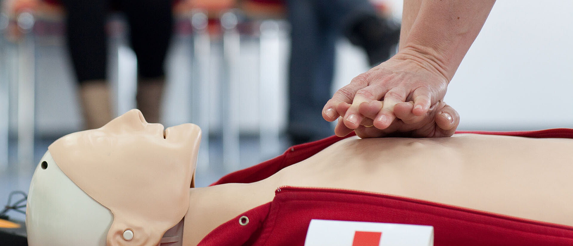 Heart pressure massage on a doll