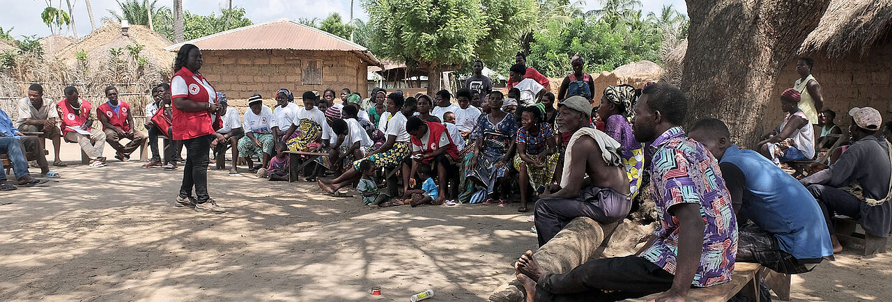 Foto: Rotkreuzlerin auf Versammlung in einem togolesischen Dorf