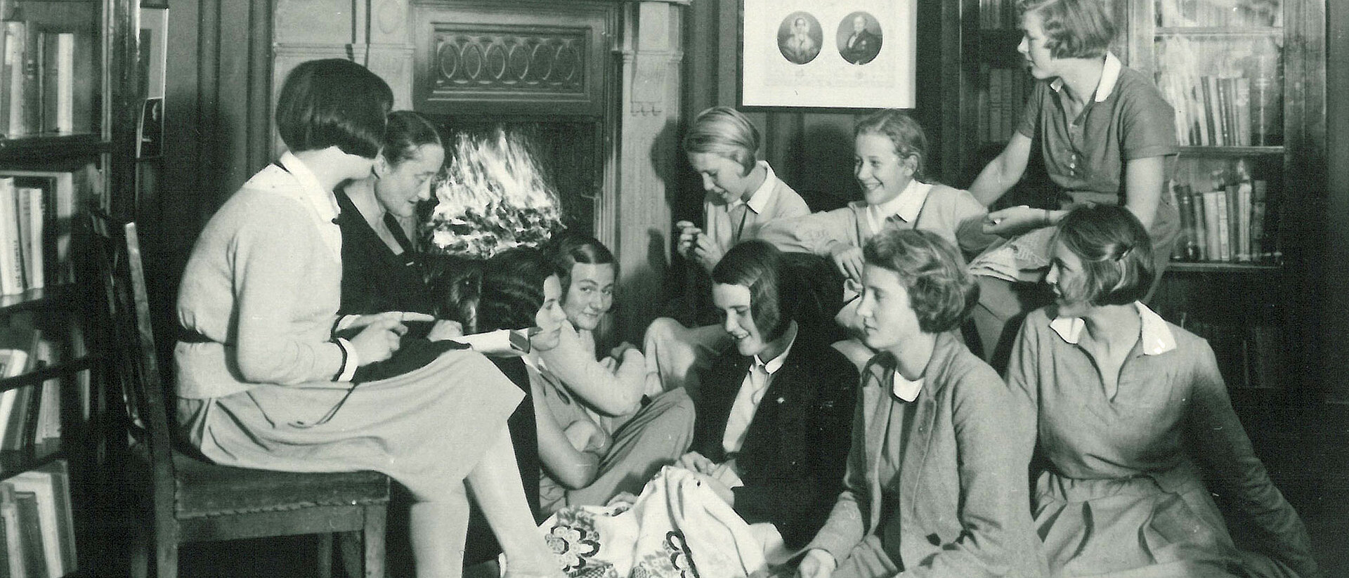 Elisabeth von Thadden mit Schülerinnen