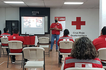 Rotkreuzler:innen schauen sich eine Präsentation zu Hilfsmaßnahmen in Guatemala an
