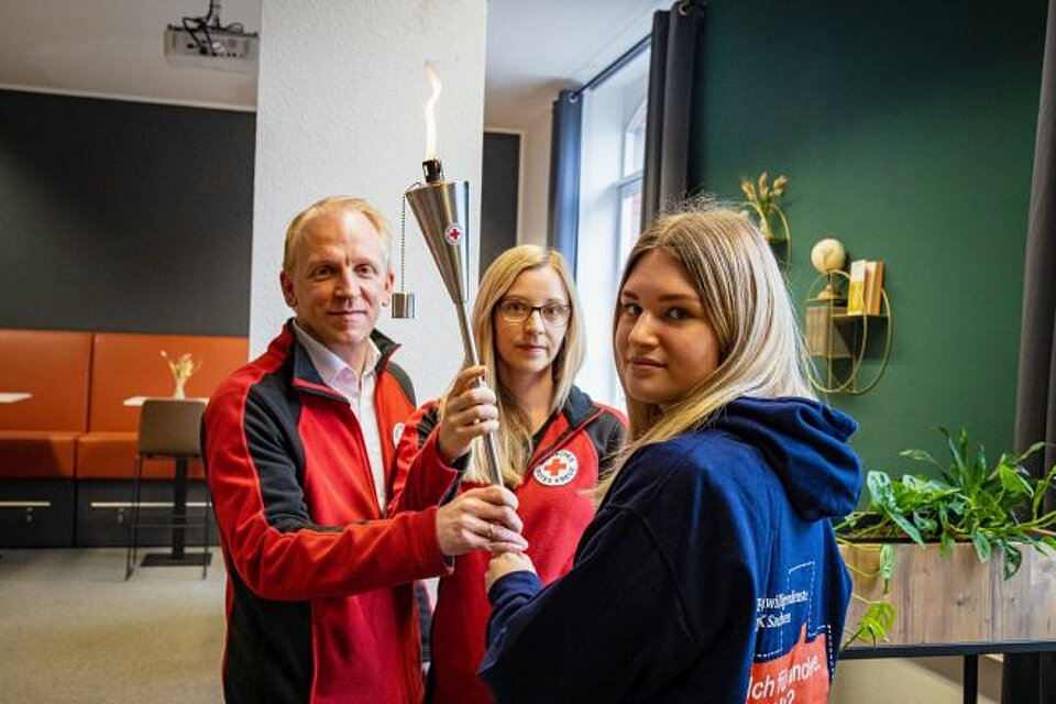 Übergabe der Fackel vom Bildungswerk an den Freiwilligendienst in Leipzig