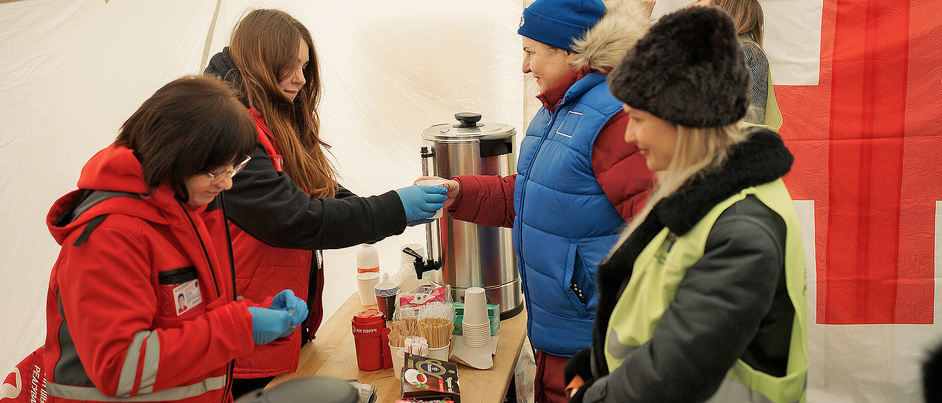 Ukrainisches Rotes Kreuz verteilt Mahlzeiten 