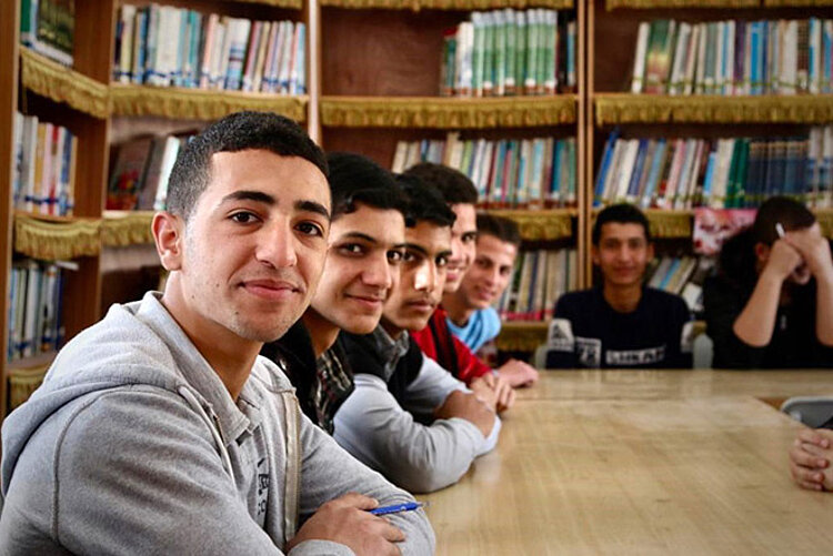 Jugendliche sitzen bei Erste-Hilfe-Kurz im Gazastreifen an einem Tisch