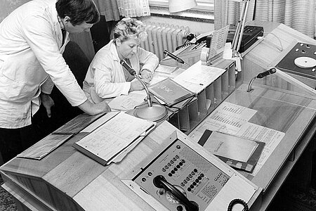 Zwei DRKler an Bedienkonsole