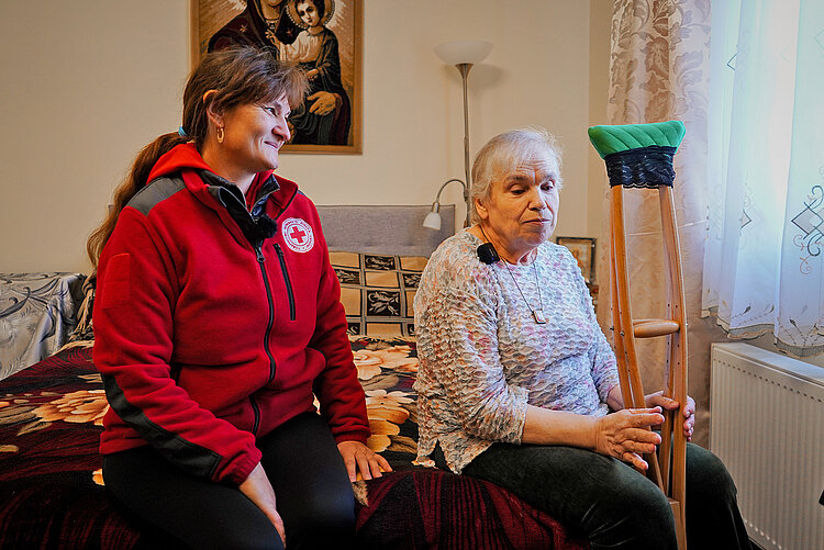 Rotkreuzmitarbeiterin und ältere Frau in der Ukraine, Pflege- und Besuchsdienst 