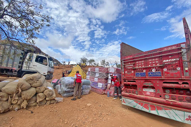 Helfer des Marokkanischen Roten Halbmondes direkt nach dem Erdbeben 
