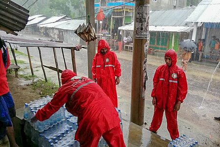BDRCS Freiwillige sammeln Trinkwasser für Menschen während Zyklon Amphan