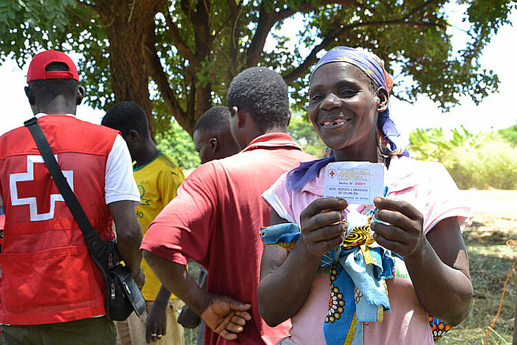 Frau in Mosambik wird vom DRK geholfen