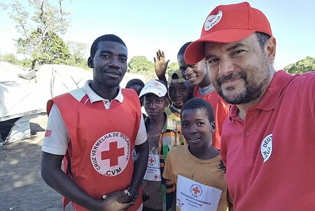 DRK-Mitarbeiter un Helfer des Roten Kreuzes in Mosambik