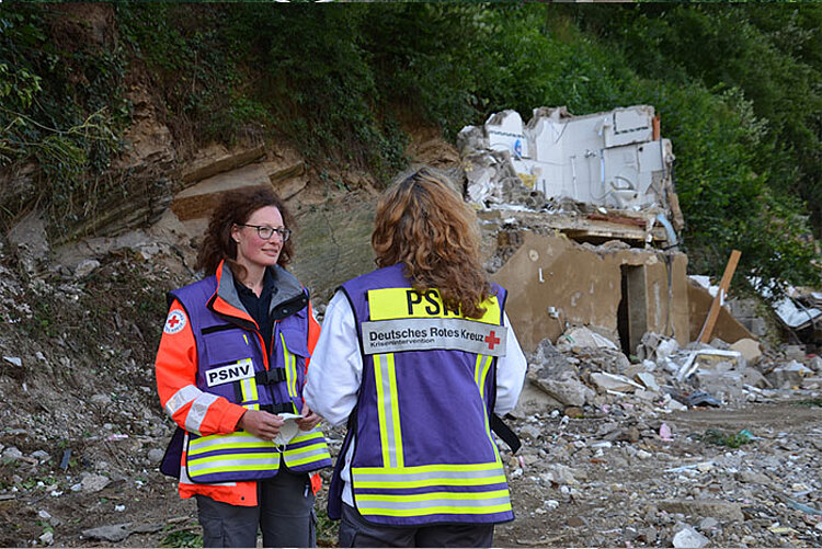 DRK-Mitarbeiterinnen helfen nach der Flut 