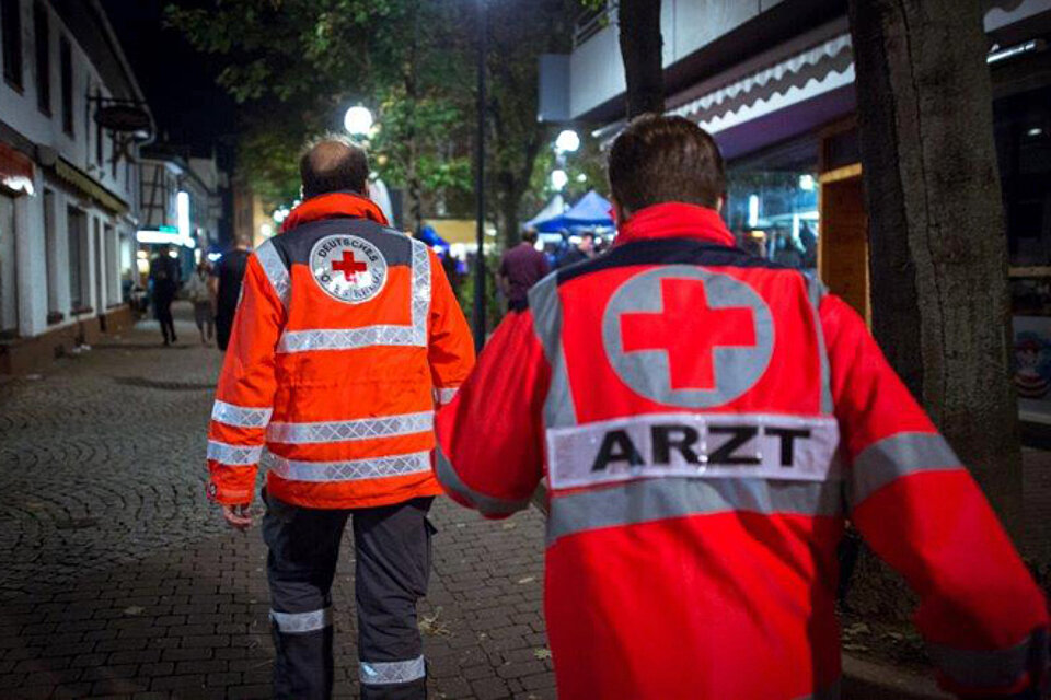 Foto: zwei DRK-Ärzte laufen im Dunkeln zu einem Einsatzort