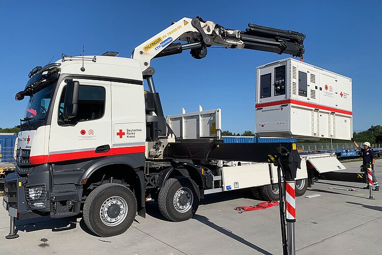 Kran hebt Container