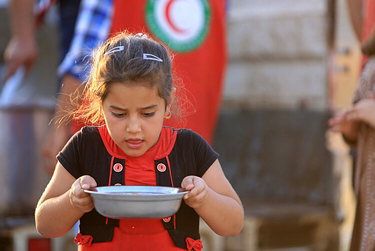 Irakisches Mädchen mit Suppenteller