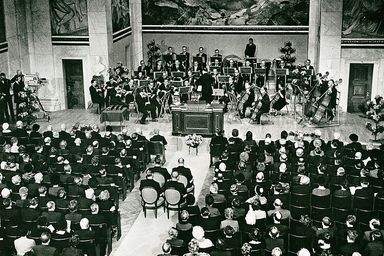 Verleihung des Friedensnobelpreises an das Internationale Komitee vom Roten Kreuz (IKRK) und die Liga der Rotkreuzgesellschaften (heute IFRK) in Oslo 1963 (IFRK)