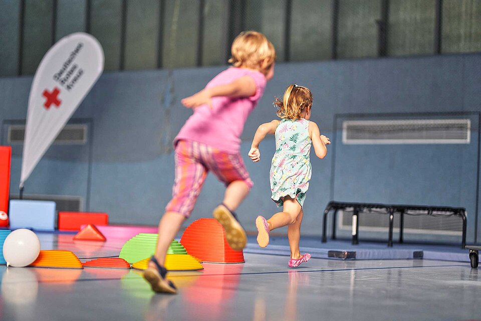 Symbolbild: DRK-Hilfe für Kinder Kinder beim Rennen