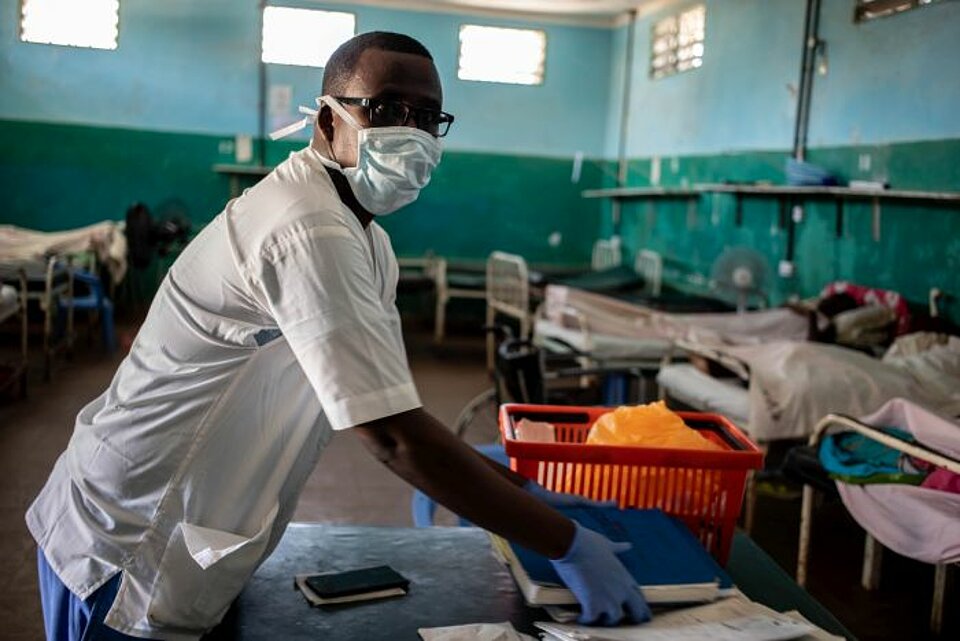 Arzt im Krankenhaus in Somalia während Corona-Pandemie