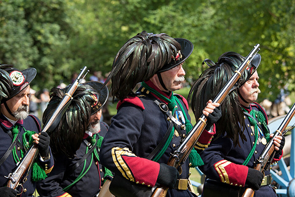 Darsteller als Soldaten in historischen Uniformen