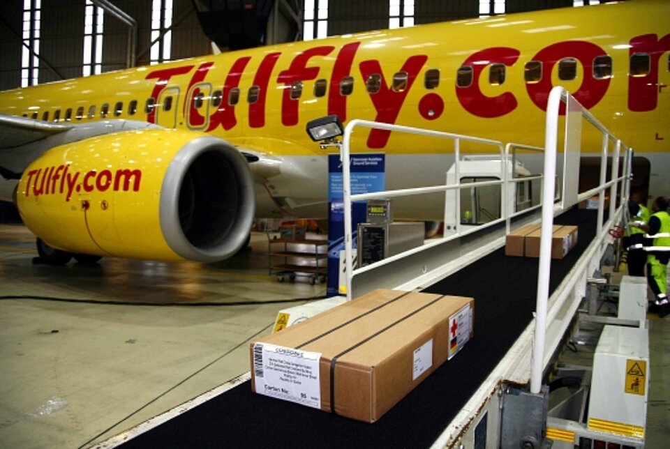 Beladen einer TUIfly-Maschine mit Hilfsgütern