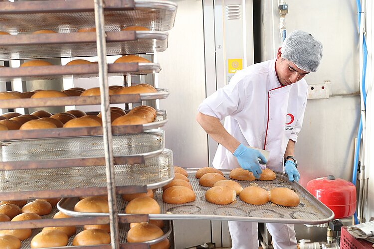Ein Bäcker des Türkischen Roten Halbmonds bei der Arbeit.