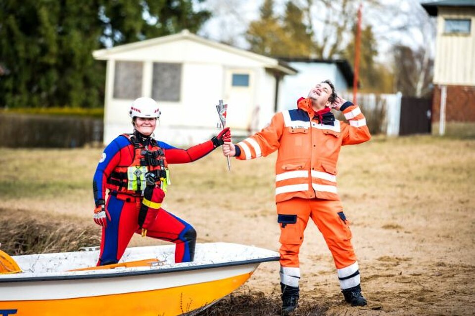 Die Wasserwachten in Ostprignitz-Ruppin sind eine große Gemeinschaft und über den ganzen Landkreis verteilt. Neben der Absicherung von Strandbäder und Badebetrieb, wird die Jugendarbeit GROß geschrieben. Ist eine Kamera in der Nähe, werden die Wasserretter zum Model. 