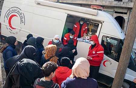 mobile Gesundheitsstation vom Syrischen Arabischen Roten Halbmond stellen der vom Erdbeben betroffenen Bevölkerung in Aleppo medizinische Versorgung zur Verfügung