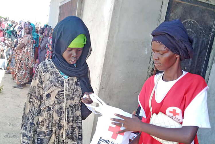 Südsudanesisches Rotes Kreuz verteilt Hygieneartikel an Geflüchtete aus dem Sudan 