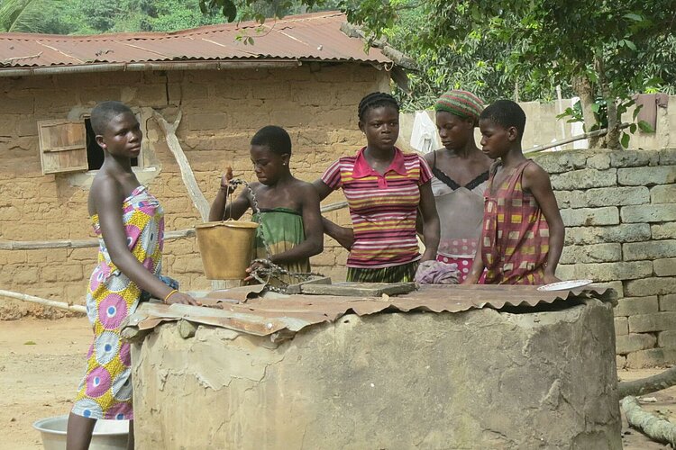 Jugendliche an einem Brunnen in Togo