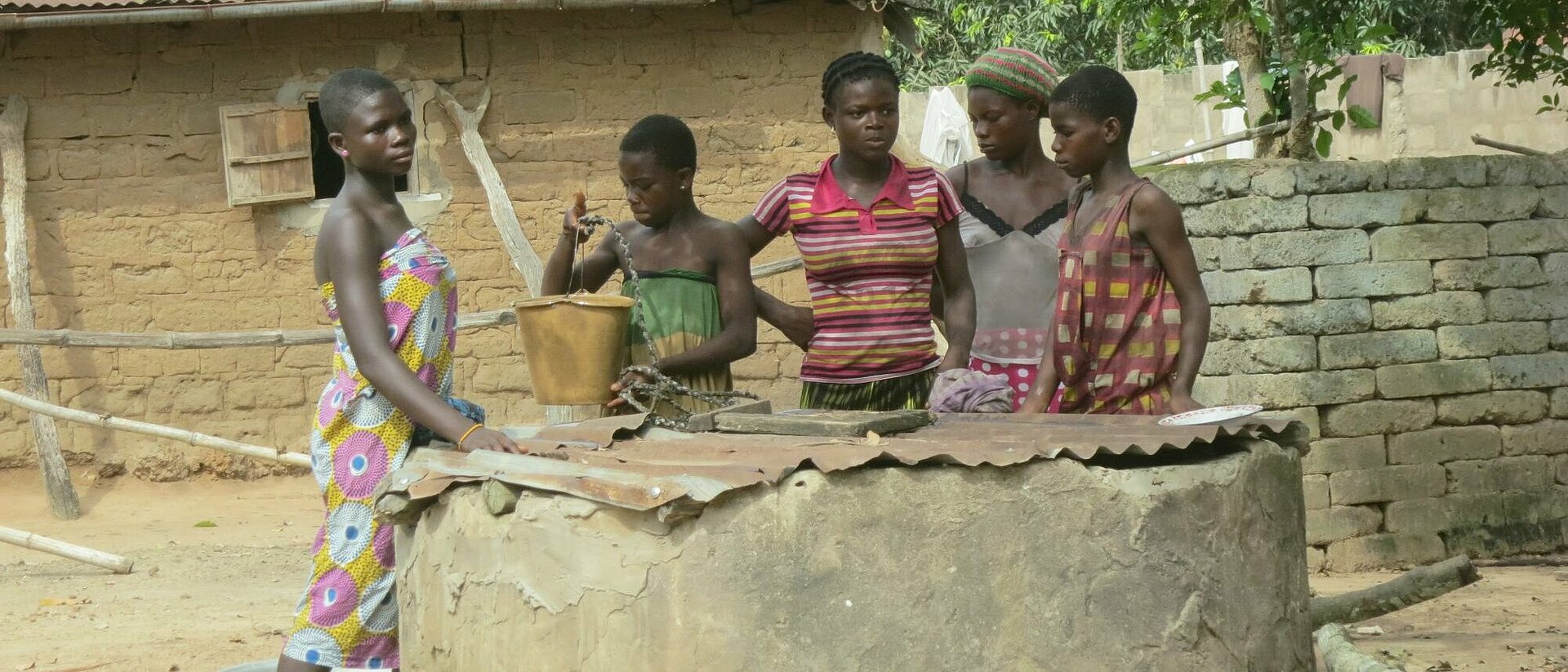 Jugendliche an einem Brunnen in Togo