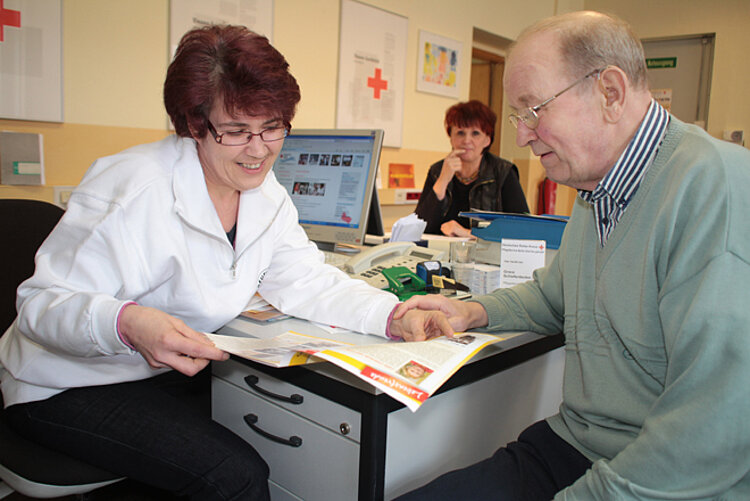 Ein Pflegebedürftiger erhält eine persönliche Beratung zur Pflege